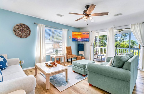 St. George Island House | Summer 2024 Still Open! Beautiful Bay View Home! Sleeps 6! Bright Décor! Pets ok