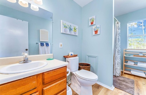 St. George Island House | Summer 2024 Still Open! Beautiful Bay View Home! Sleeps 6! Bright Décor! Pets ok