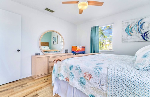 St. George Island House | Summer 2024 Still Open! Beautiful Bay View Home! Sleeps 6! Bright Décor! Pets ok