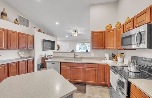 Paradise Valley Village House | Summer all year round by RedAwning