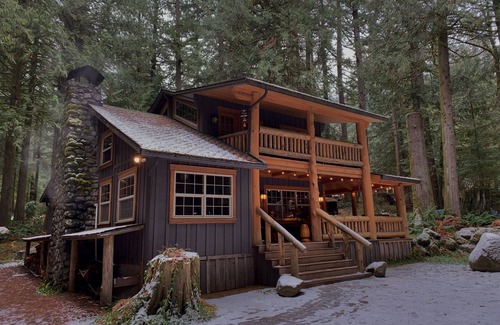 Rhododendron Cabin | Summer availCozy, luxury cabin on 2 creeks, wood burning fireplace, log gazebo.