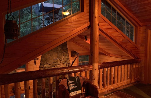 Rhododendron Cabin | Summer availCozy, luxury cabin on 2 creeks, wood burning fireplace, log gazebo.