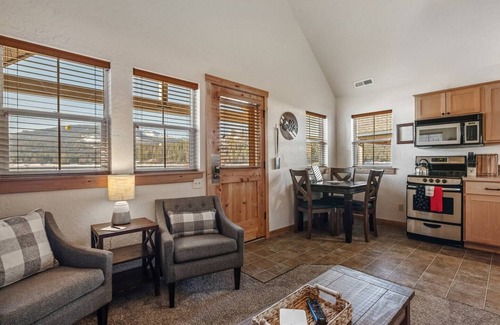 Dover Bay House | Summer Breeze - Lakefront Beach Bungalow