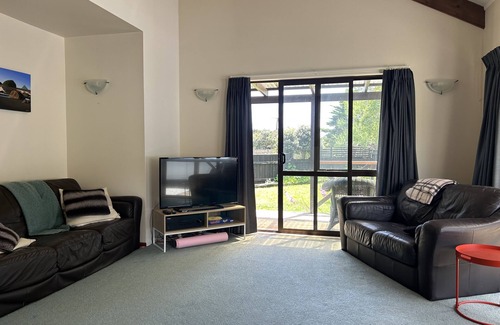 Raumati South House | Summer by the beach