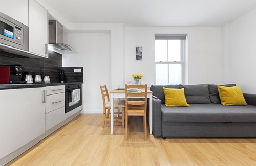 Latchmere Apartment | Summer Chelsea-Battersea Apartment w/Private Rooftop Terrace