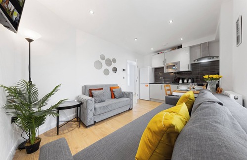 Latchmere Apartment | Summer Chelsea-Battersea Apartment w/Private Rooftop Terrace