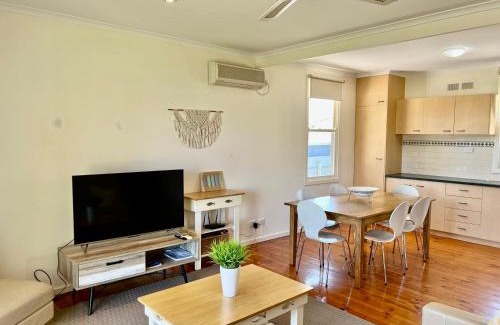 Waterhouse House | SUMMER DAYSIES - Pet Friendly WiFi