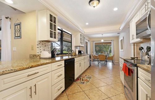 Lochmoor Waterway Estates House | Summer discounts! New lanai! Electric-heated pool home w/spa in quiet neighborhood - Villa Milano