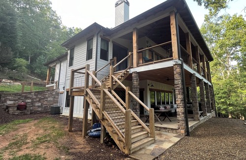 Demorest House | Summer Discount! 7 BR Luxury River home, hot tub, kayak, game room, fire pit