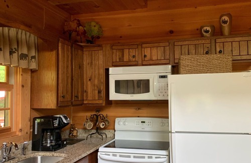 Gatlinburg - Pigeon Forge Cabin | SUMMER DISCOUNT Quiet/close to fun&Smokies,AMAZING DECK,over150 5 star reviews