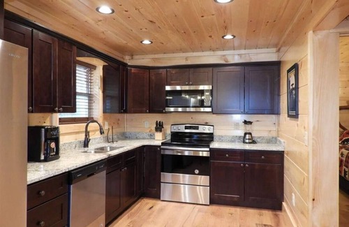 Gatlinburg - Pigeon Forge Cabin | Summer Discounts! Cozy Cabin w/Fire Pit, Game Room, Hot Tub near Downtown