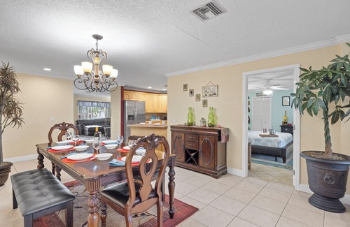 Cape Coral House | Summer discounts! Salt water heated pool home on intersecting canals w/bikes & kayaks - Villa Aleena