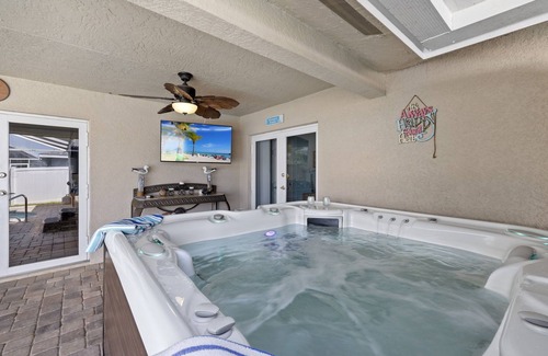 Cape Coral House | Summer discounts! Salt water heated pool home on intersecting canals w/bikes & kayaks - Villa Aleena