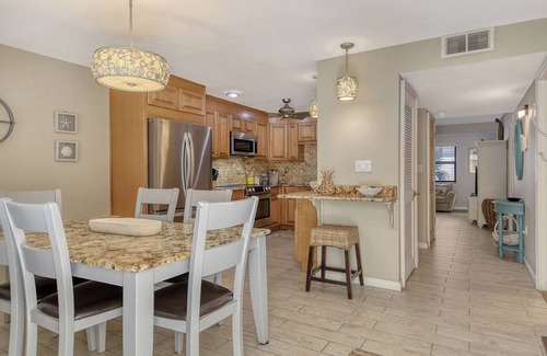 Siesta Key Condo | Summer doesn't end in beautiful Siesta key Last minute Fall specials available!