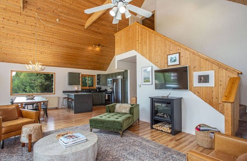 Alma House | Summer Escape | Mid-Century Vibes, Hot Tub, Games