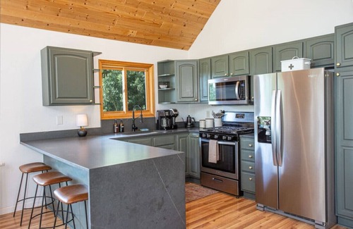 Alma House | Summer Escape | Mid-Century Vibes, Hot Tub, Games
