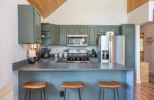 Alma House | Summer Escape | Mid-Century Vibes, Hot Tub, Games