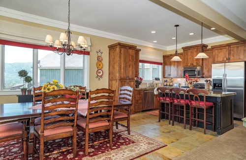 Eden House | SUMMER FUN! Amazing Views/Fresh Air!7bd/5ba/Gamerm/Playrm/HTb/Walk-out basement!