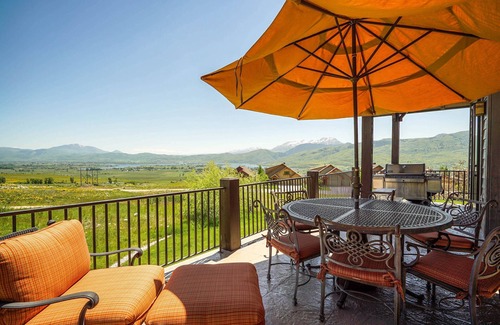Eden House | SUMMER FUN! Amazing Views/Fresh Air!7bd/5ba/Gamerm/Playrm/HTb/Walk-out basement!