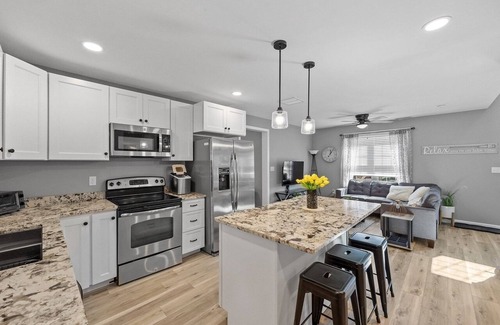 Meredith House | Summer Getaway, 4-BR, Sleeps 14, Large Yard