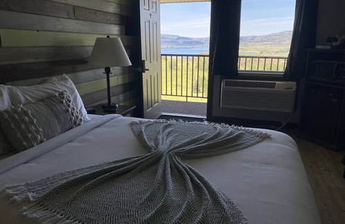 Davenport Apartment | Summer is HERE! Newly Renovated Hotel Minutes from Boat Launches & Swimming