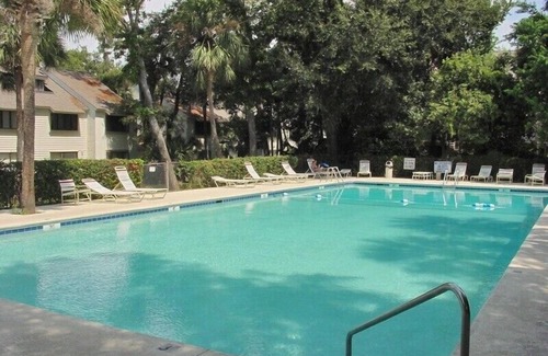 Hilton Head Island Condo | SUMMER IS SUPER IN HHI! SHORT WALK TO BEACH, SHOPS & DINING. BOOK NOW!