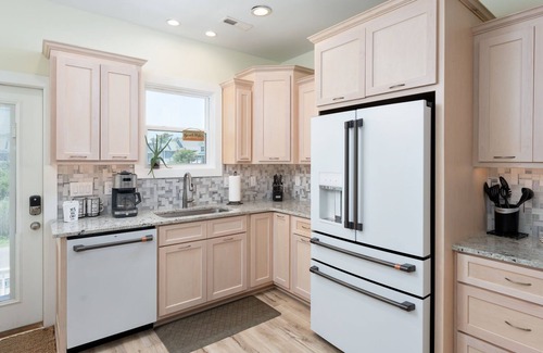 Long Beach House | Summer Lovin' - An Oak Island Retreat! Walk to Beach!