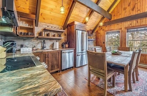Beech Mountain Ski Chalet | Summer on Beech Mountain/Gorgeous Cabin/Hiking/Hot Tub/Pets