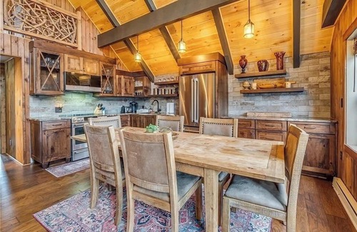 Beech Mountain Ski Chalet | Summer on Beech Mountain/Gorgeous Cabin/Hiking/Hot Tub/Pets