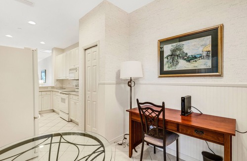 Venice Villa | Summer or fall retreat on golf course in Venice, Florida. 10 min from Beach.