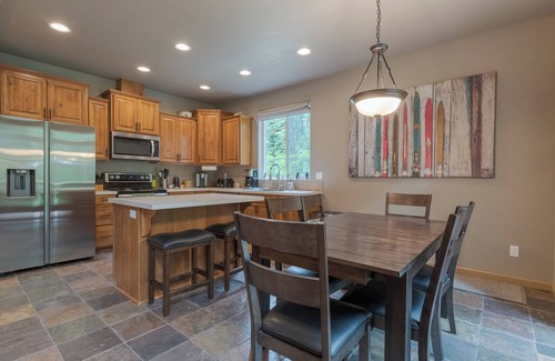 Zigzag Ski Chalet | Summer perfect getaway!Hot-tub, Creek,dog friendly, EV charger