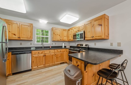 Mentone House | Summer Retreat: 3BR/3BA Cabin + Hot Tub & Game Room!