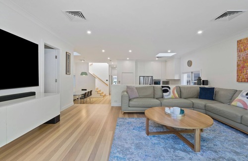 Vaucluse House | Summer Retreat with Pool - Holiday Home 7 beds, 4 bedrooms, near Beaches & Shops