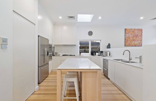 Vaucluse House | Summer Retreat with Pool - Holiday Home 7 beds, 4 bedrooms, near Beaches & Shops