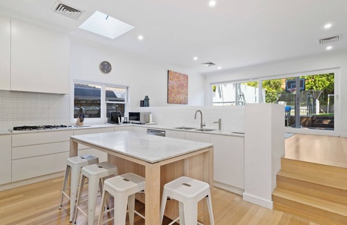 Vaucluse House | Summer Retreat with Pool - Holiday Home 7 beds, 4 bedrooms, near Beaches & Shops