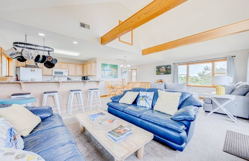 Frisco House | SUMMER SAVINGS - Oceanside Dog Friendly Home with Hot Tub, Game Room, Cargo Lift