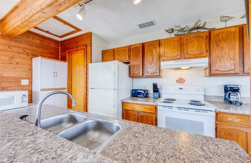 Avon House | SUMMER SAVINGS - Oceanview Dog Friendly w/Hot Tub, Cmty Pool, Tennis/Pickleball