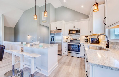 Avon House | SUMMER SAVINGS - Soundside Dog Friendly Home with Hot Tub, Game Room, Tiki Bar