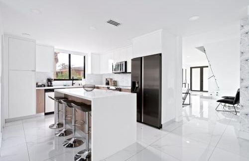 Olympia Heights House | Summer Sizzle Sale! 4BR - Private Yard, Grill, Soaking Tub, Near Coral Gables & MIA Airport
