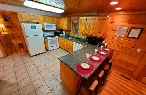 Pigeon Forge Cabin | Summer special! A+GREAT LOCATION! Lrg Families&Grps/Home Theater HotTub Arcade