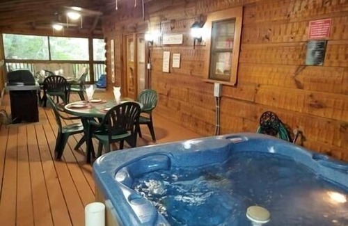 Pigeon Forge Cabin | Summer special! A+GREAT LOCATION! Lrg Families&Grps/Home Theater HotTub Arcade