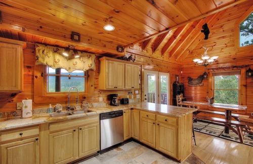 Gatlinburg - Pigeon Forge Cabin | "Summer special" A+Views&Location HotTub Arcade Games Pool Table Pool sleeps 18