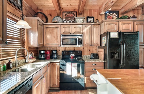 Gatlinburg - Pigeon Forge Cabin | "Summer special" AMAZING VIEWS & Location! LrgFamilies&Groups Hottub Pool Arcade
