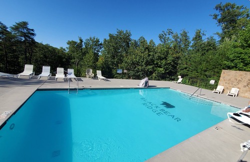 Gatlinburg - Pigeon Forge Cabin | "Summer special" AMAZING VIEWS & Location! LrgFamilies&Groups Hottub Pool Arcade