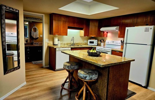 Kihei Condo | Summer Special Price! Resort Condo- Full Kitchen, AC- Walk to Beach and Shops