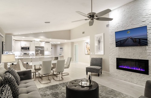 Naples Park House | SUMMER SPECIALS! Luxury Home, Stunning Large Pool/Spa, Near Beaches, FREE Bikes