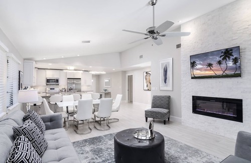 Naples Park House | SUMMER SPECIALS! Luxury Home, Stunning Large Pool/Spa, Near Beaches, FREE Bikes