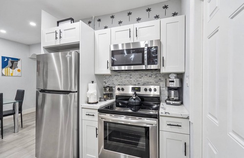 East Little Havana House | Summer Stay - Hot Tub - 5min to Brickell & Nightlife