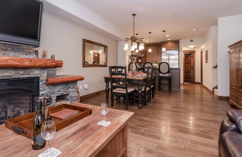 Woodwinds House | Summer Stays Available! Modern Townhome on Sierra Star Golf Course with Private Hot Tub and Grill!