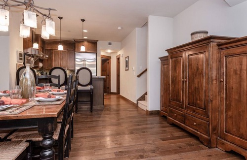 Woodwinds House | Summer Stays Available! Modern Townhome on Sierra Star Golf Course with Private Hot Tub and Grill!